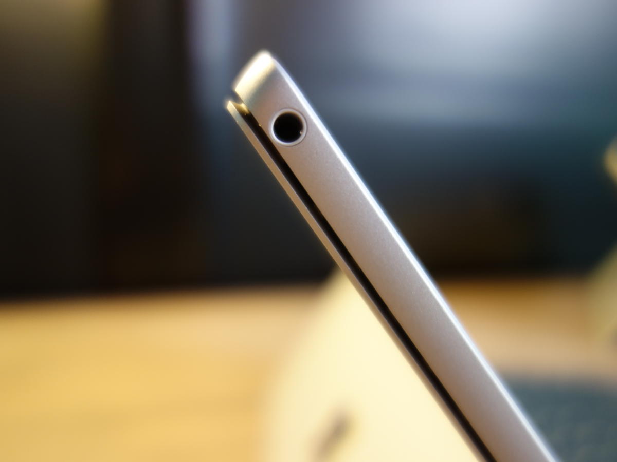 Наши суппорты обнаружили, что Surface Pro 4 имеет толщину 0,327 дюйма против 0,345 дюймов у Surface Pro